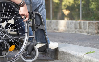 Umgangshilfen: Menschen im Rollstuhl
